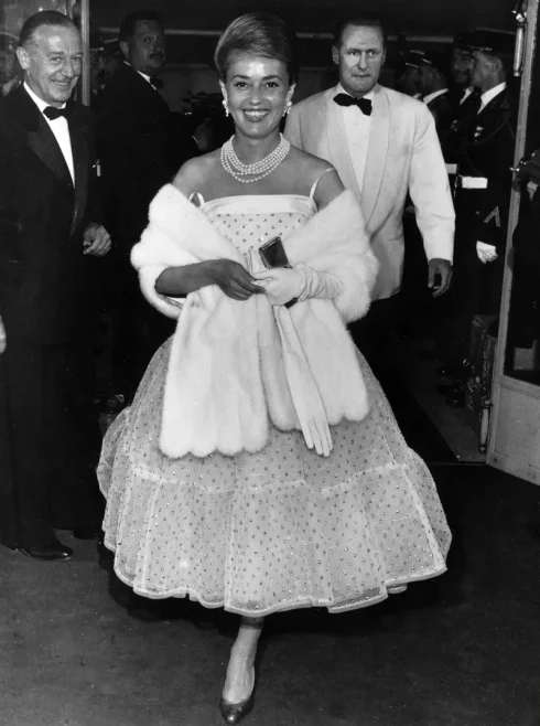 Jeanne Moreau xuất hiện tại LHP Cannes 1960 trong một chiếc váy dạ hội đính kim cương và khăn choàng. (Ảnh: Getty Images)