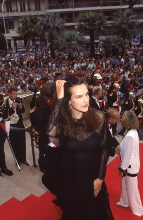 Carole Bouquet đã chọn một chiếc váy ren dài tay cho Cannes 1987 cùng mái tóc xỏa tự nhiên và lớp trang điểm nhẹ nhàng đúng chuẩn 