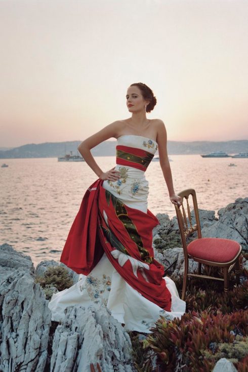 Eva Green chụp ảnh bên bờ biển Cannes sau buổi ra mắt phim 