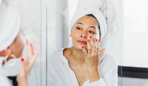 Cần có sự lựa chọn kỹ lưỡng và tham vấn từ bác sĩ để quá trình điều trị nám diễn ra thành công. Hình ảnh:  goldcutleryhire<br/></noscript>3 hoạt chất không nên dùng trong trị nám để tránh làm tổn thương da & sức khỏe 
