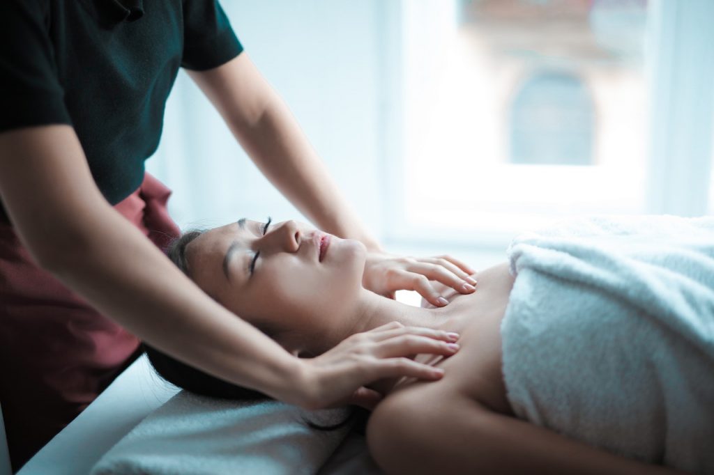 cô gái massage da ngực