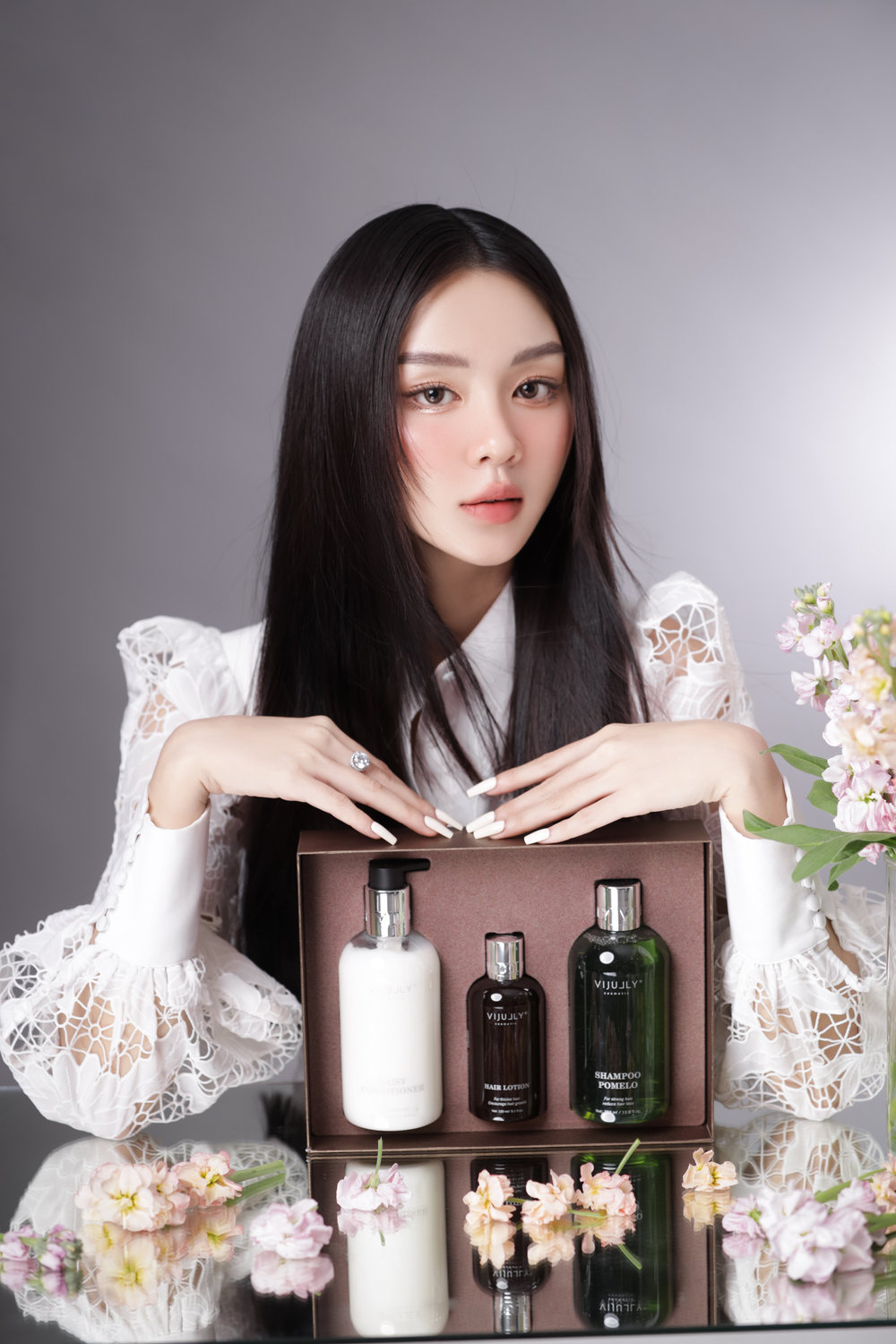 cô gái cùng sản phẩm vijully