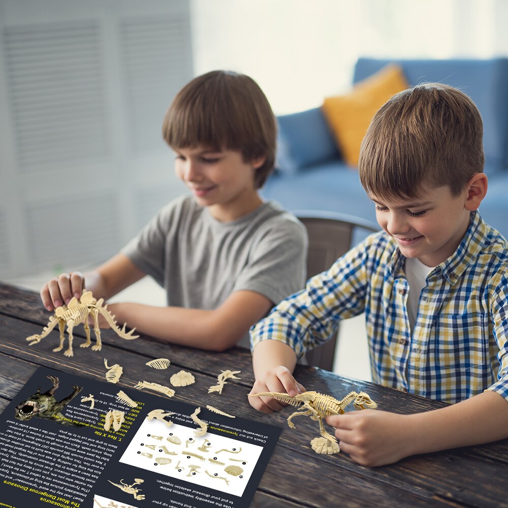 Trẻ em chơi đồ chơi khảo cổ