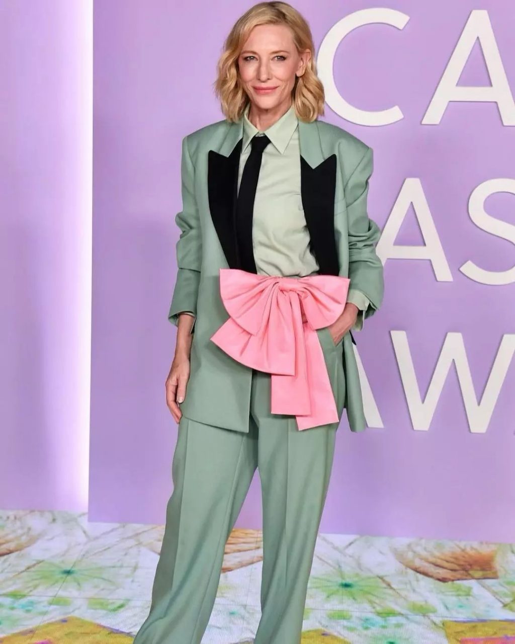 Cate Blanchett kết hợp kiểu tóc xoăn nhẹ cùng bộ vest cá tính.