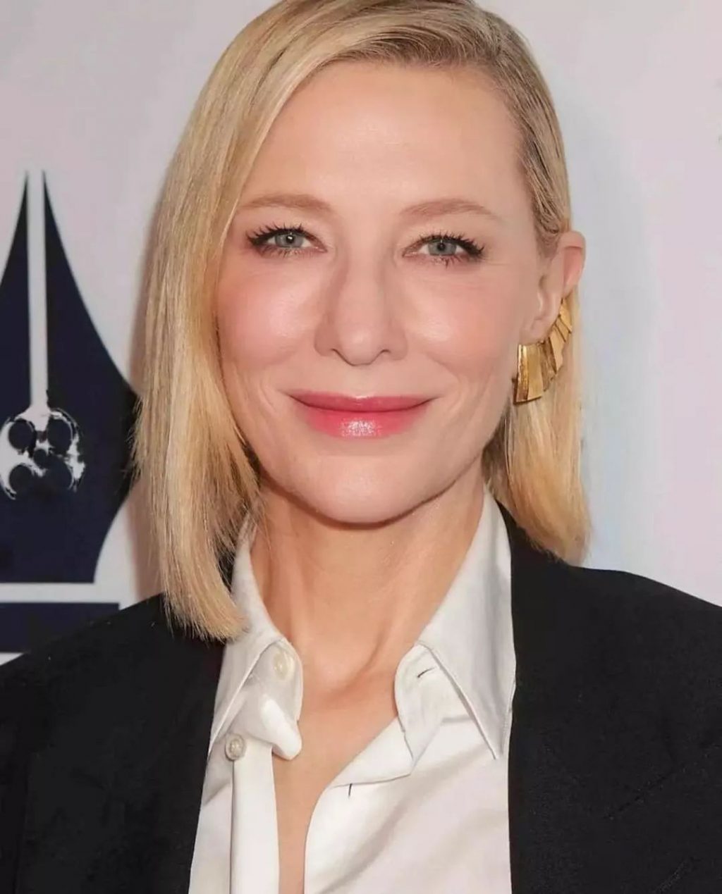 Cate Blanchett xuất hiện với mái tóc thẳng.