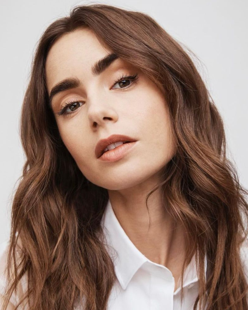 Lily Collins xuất hiện với thần thái thu hút.