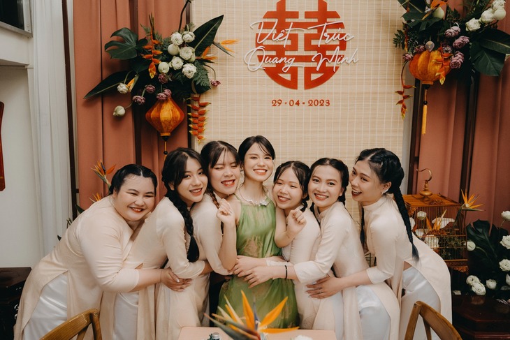 Hình cưới cô dâu và dâu phụ thích nước hoa cổ điển