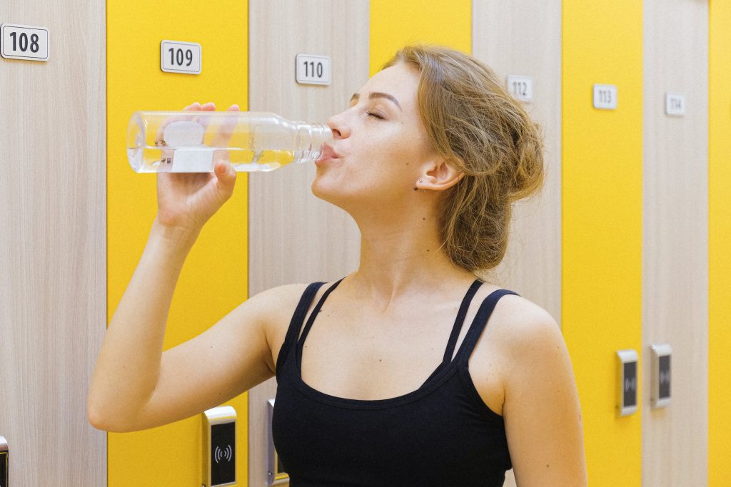 Uống đủ nước trước khi tập luyện giúp giảm cân.