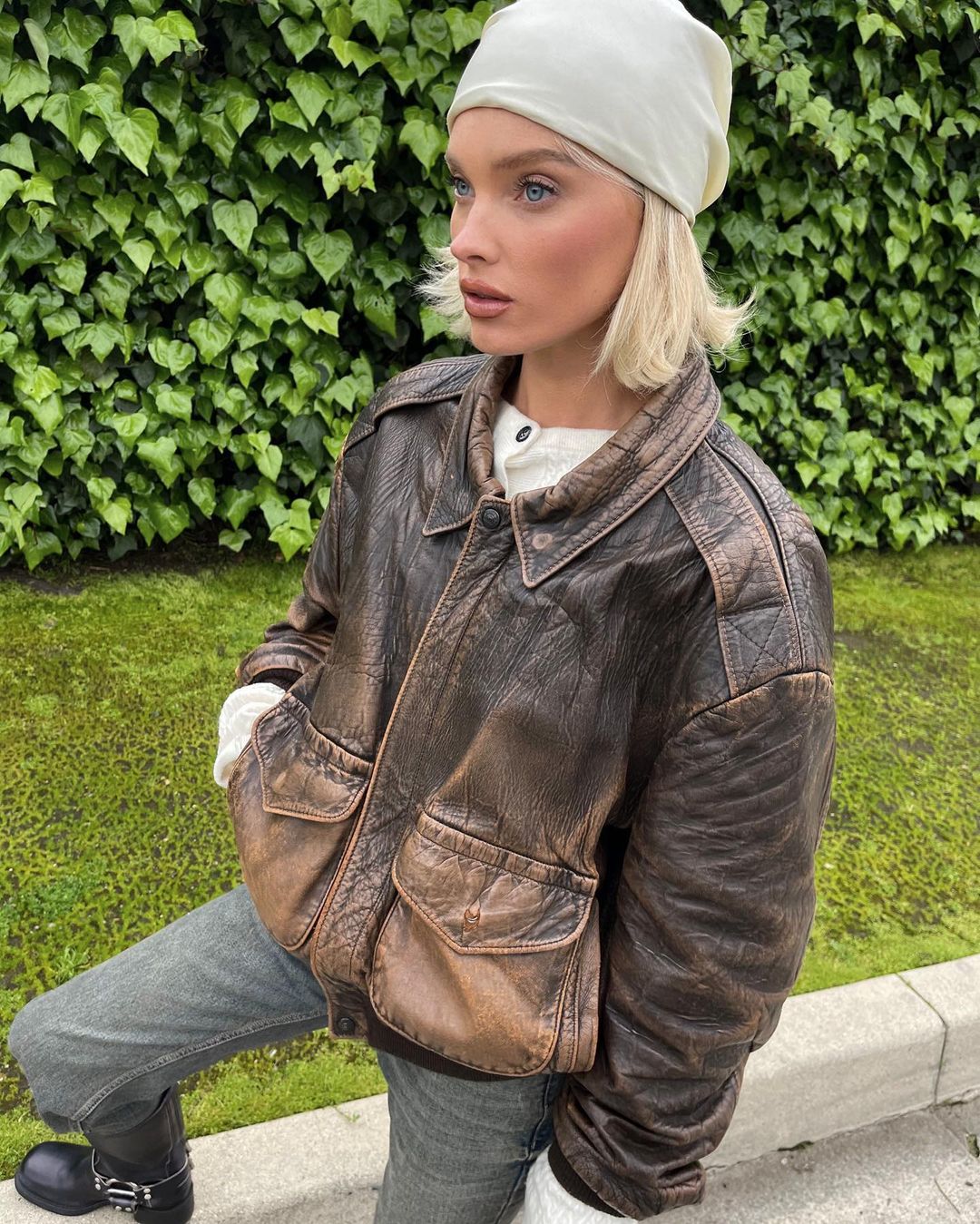 elsa hosk diện áo khoác da vintage