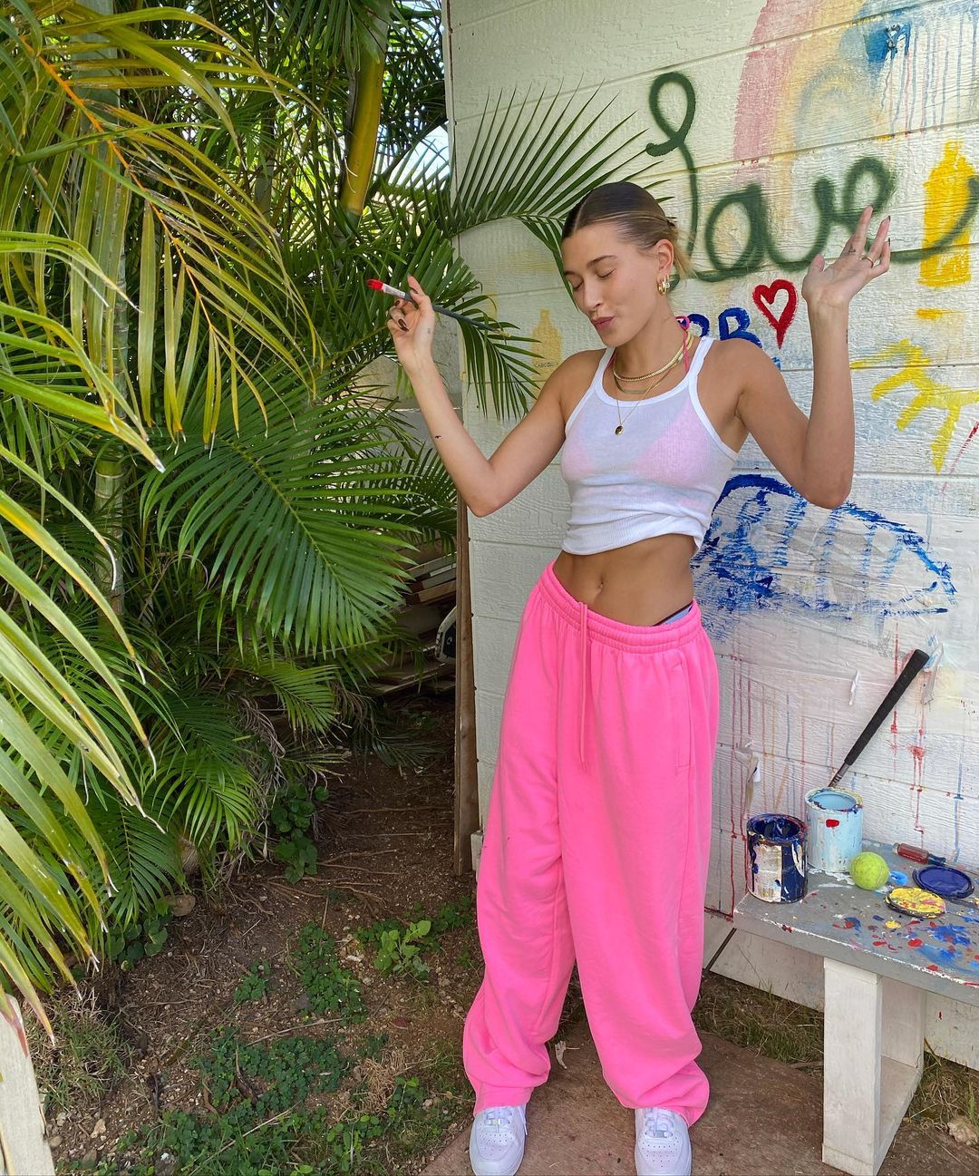 hailey biebier diện quần đơn sắc