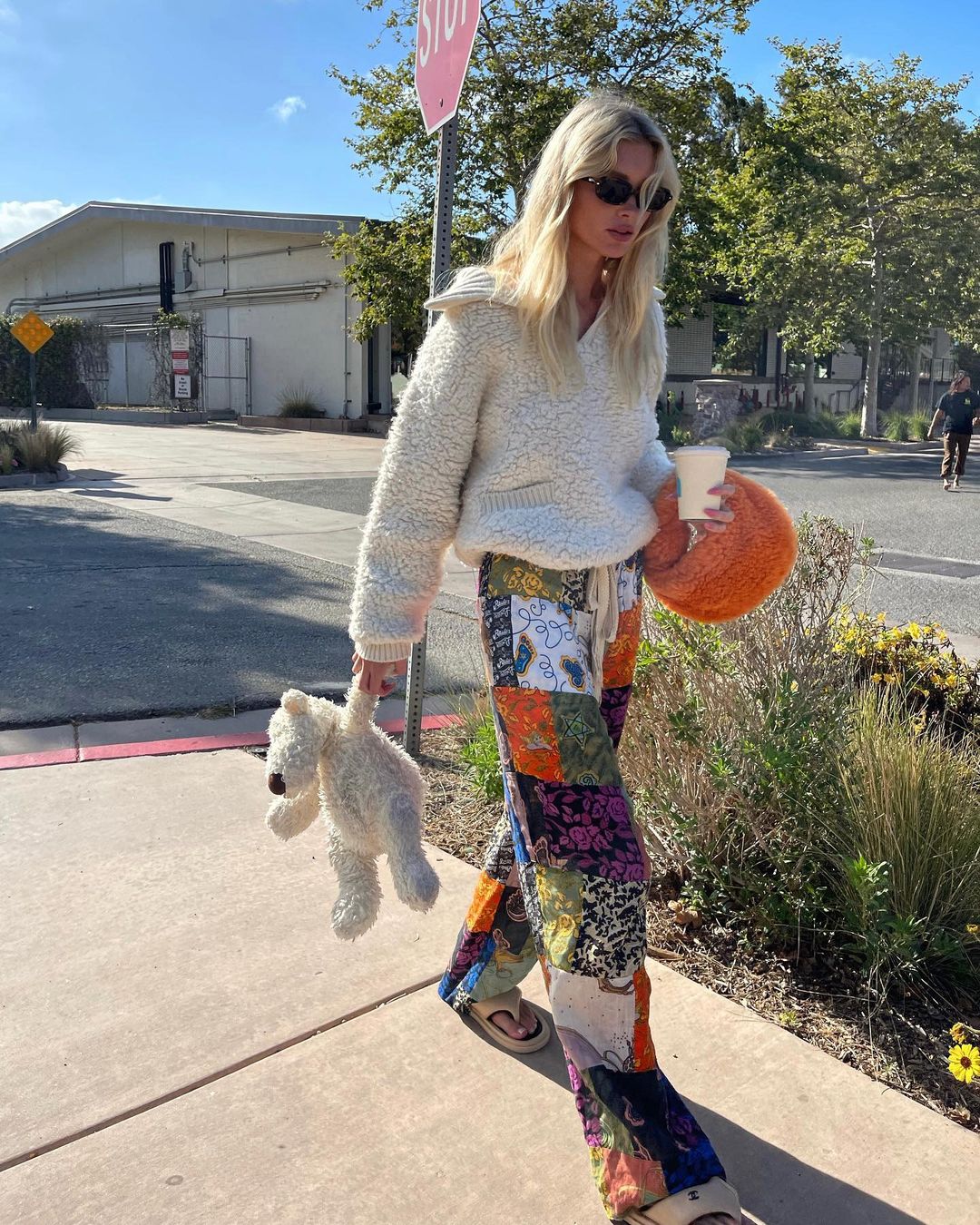 Elsa hosk diện quần pajamas