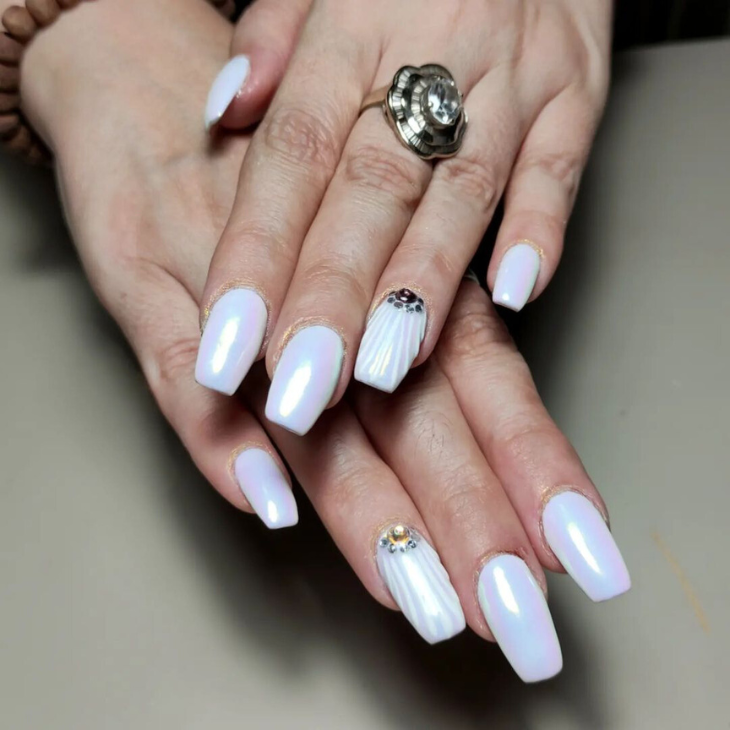 Móng tay ánh ngọc trai lấy cảm hứng từ xu hướng Mermaidcore. Ảnh: Instagram@ elena_nails_and_design.