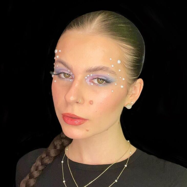 Makeup look điển hình cho xu hướng Mermaidcore. Ảnh: Instagram@ mac_novysmichov. Makeup look điển hình cho xu hướng Mermaidcore. Ảnh: Instagram@ mac_novysmichov.