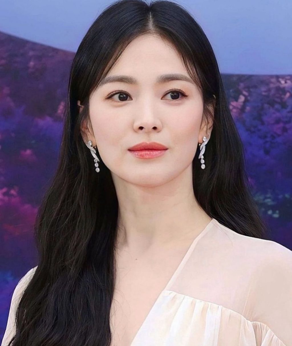 Song Hye Kyo thường xuyên rửa mặt với sữa tươi.