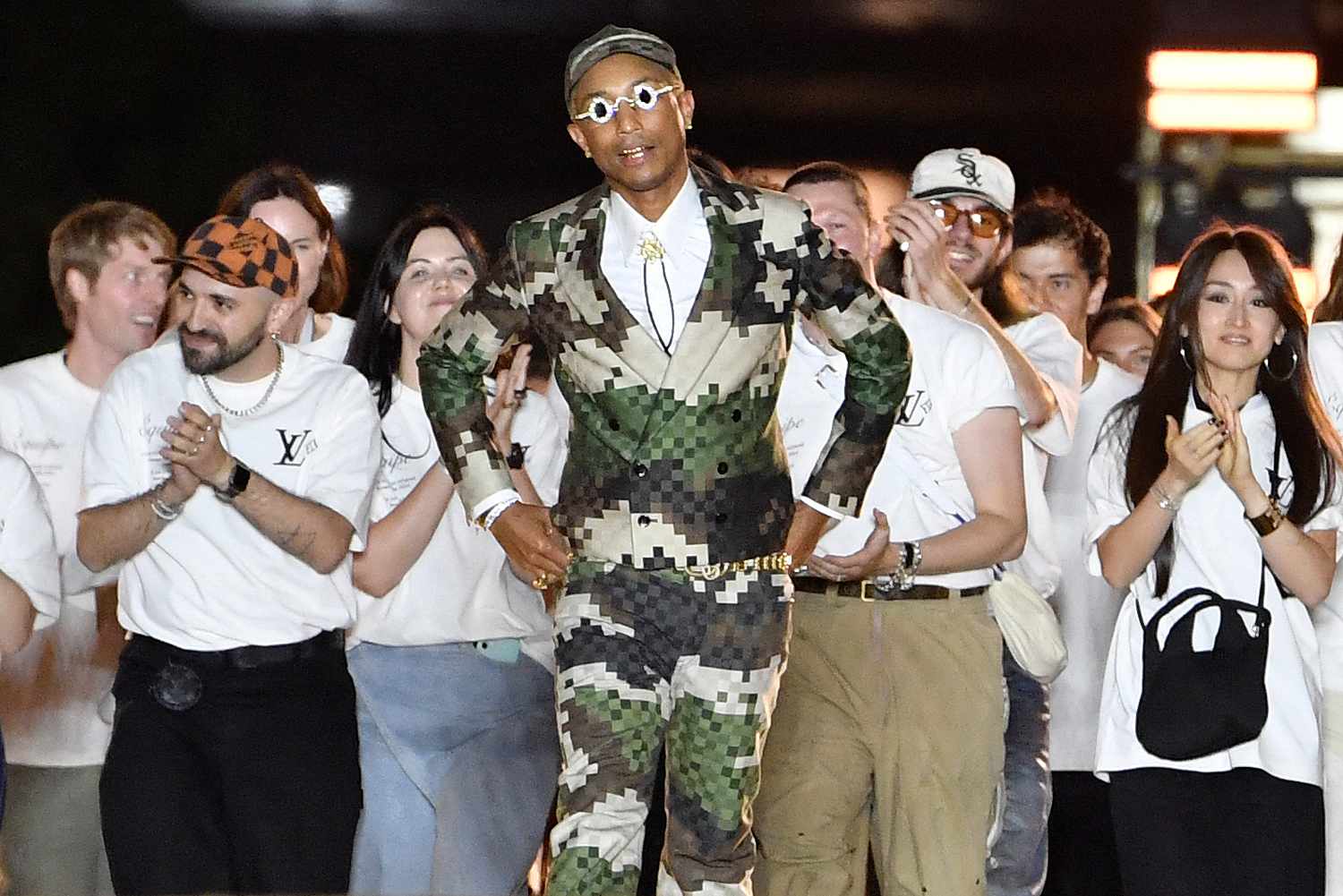 Màn debut của Pharrell Williams với BST Louis Vuitton Menswear XuânHè