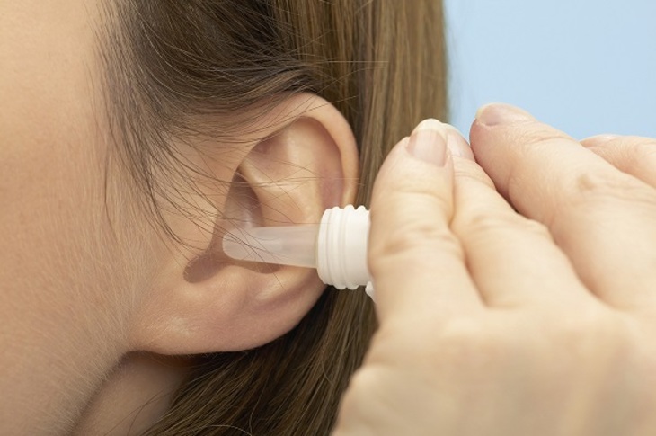 Bạn có thể sử dụng thuốc nhỏ tai để làm sạch tai. Ảnh: Getty Images.