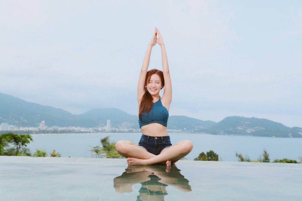 cô gái tập yoga và cười cô gái tập yoga và cười