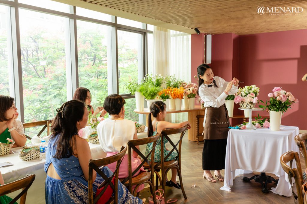 phụ nữ cắm hoa menard