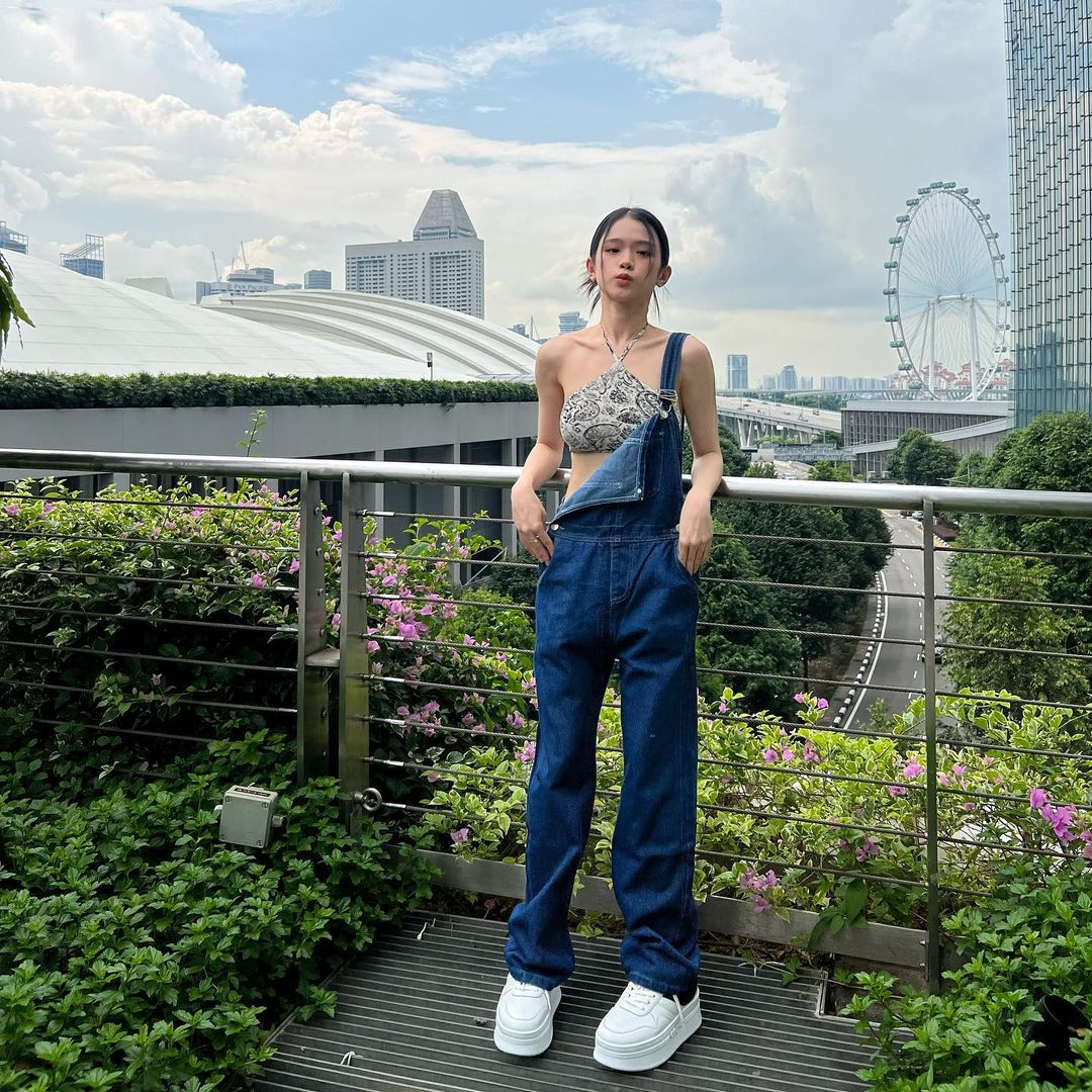 Linh ka diện quần yếm denim