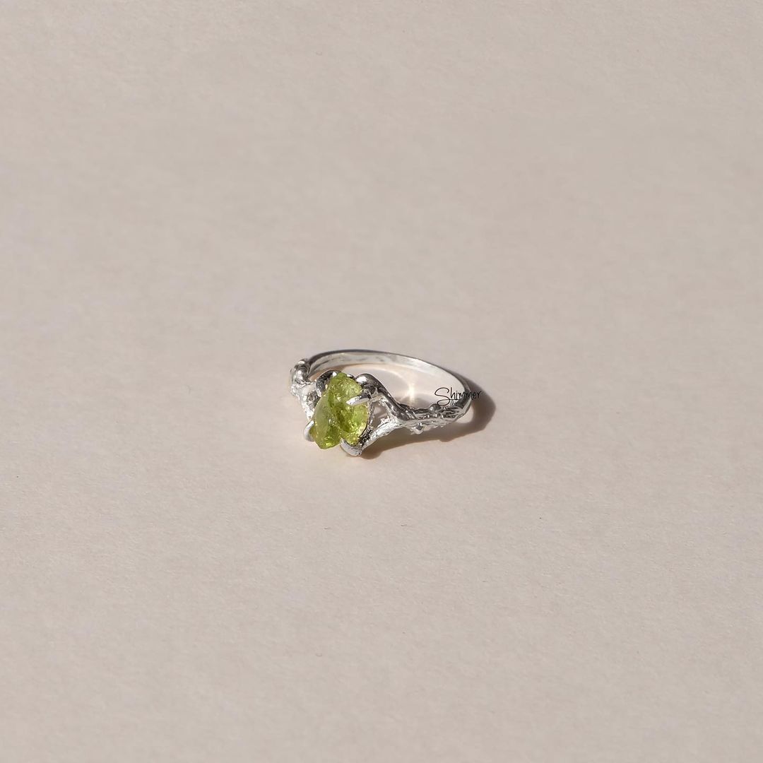 Nhẫn đính đá peridot cung hoàng đạo