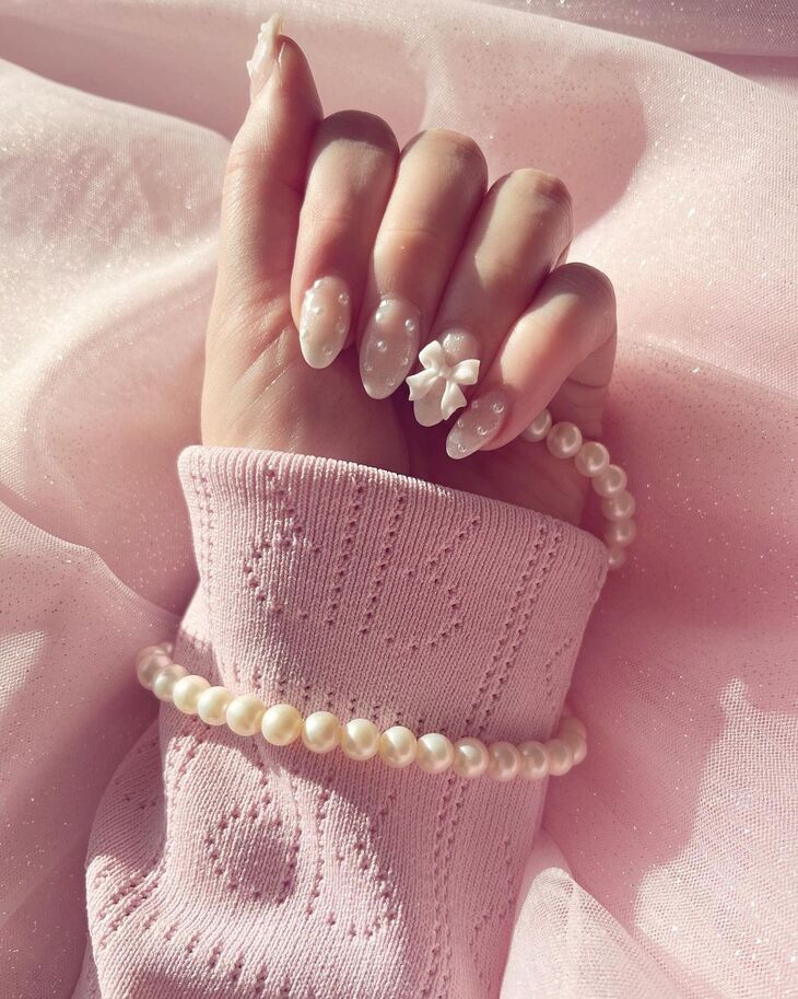 Mẫu nail coquette với các chi tiết ngọc trai tinh tế. Ảnh: Instagram@ phoebesummernails.