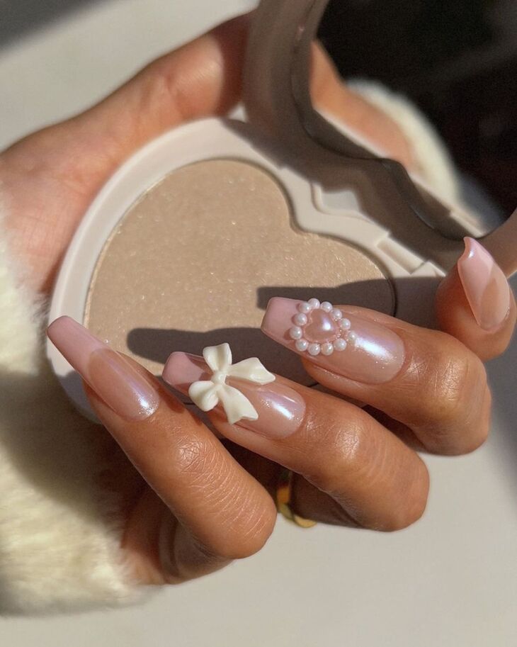 Mẫu nail coquette với hoạ tiết ruy băng và ngọc trai nữ tính. Ảnh: Instagram@ overglowedit.