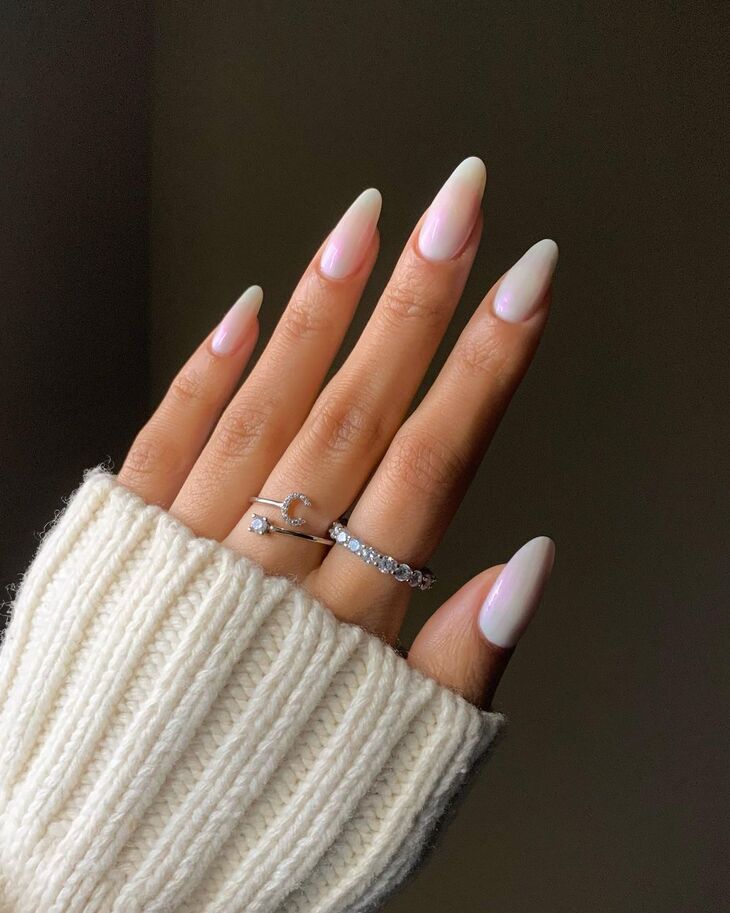 Coquette màu strawberry milk nail vừa đơn giản vừa phù hợp với nhiều hoàn cảnh.Ảnh: Instagram@ glossytipped.