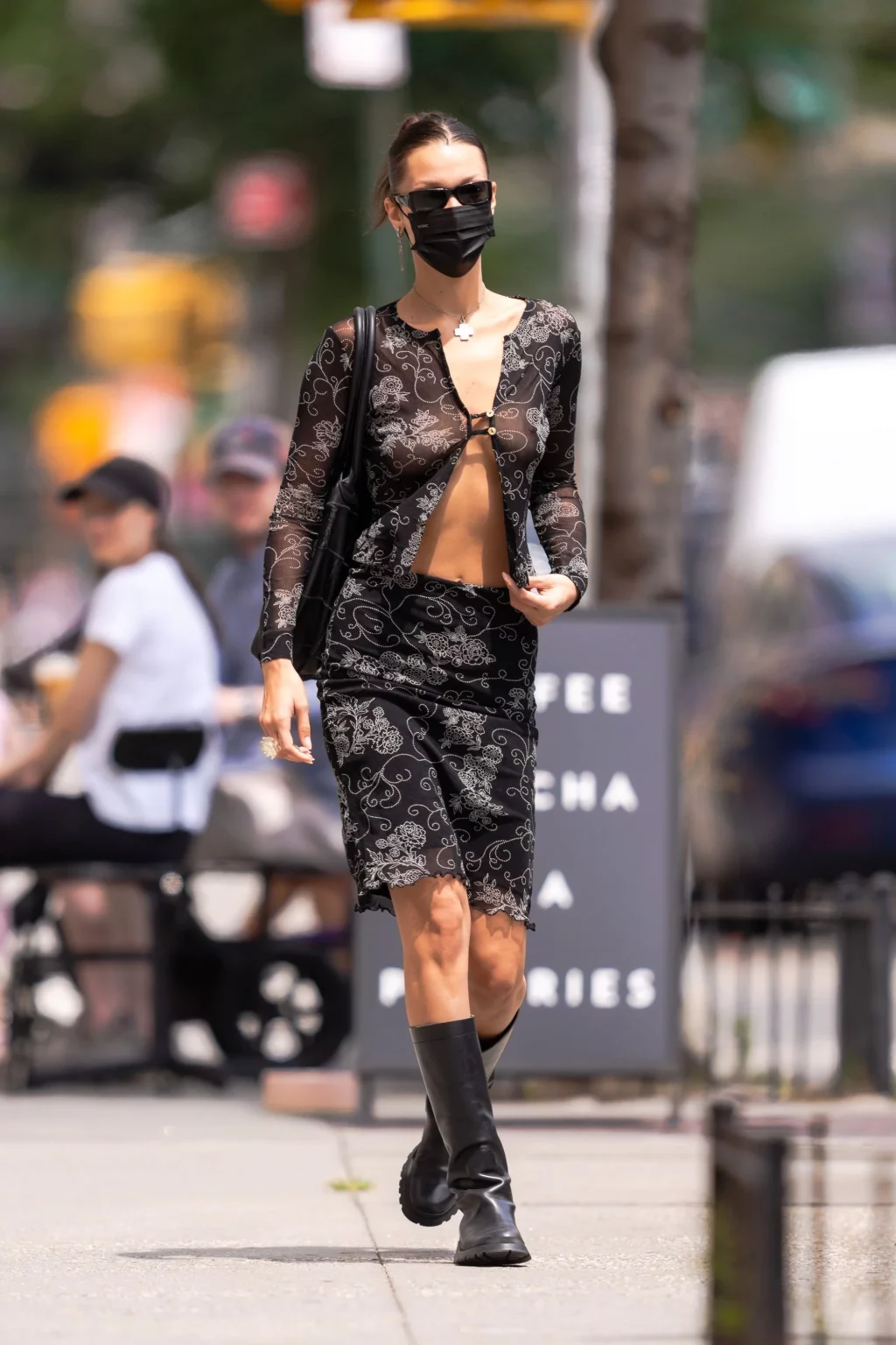 bella hadid chân váy