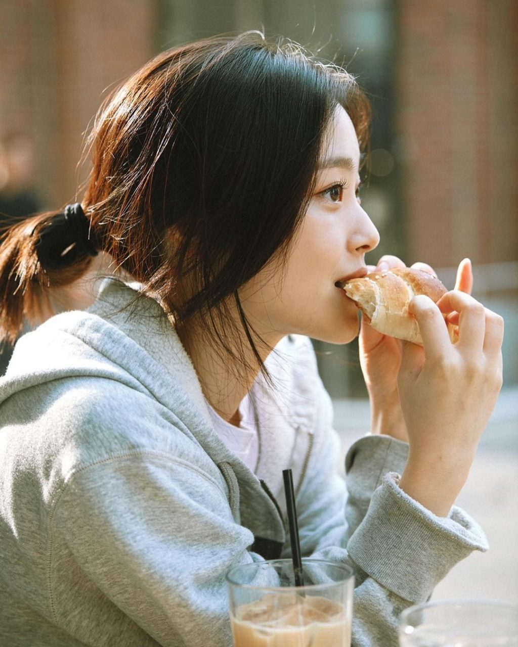 cô gái ăn bánh mì