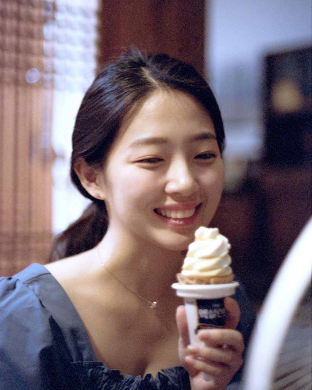 cô gái ăn kem