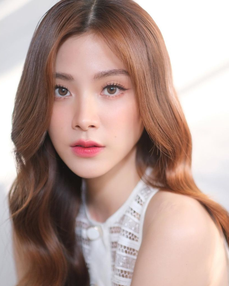 Phong cách mi thiên thần phù hợp với nàng theo phong cách nhẹ nhàng.