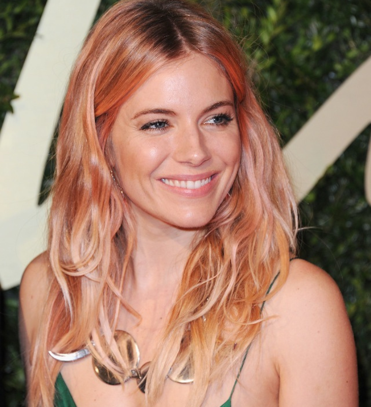 sienna miller tóc nhuộm đỏ