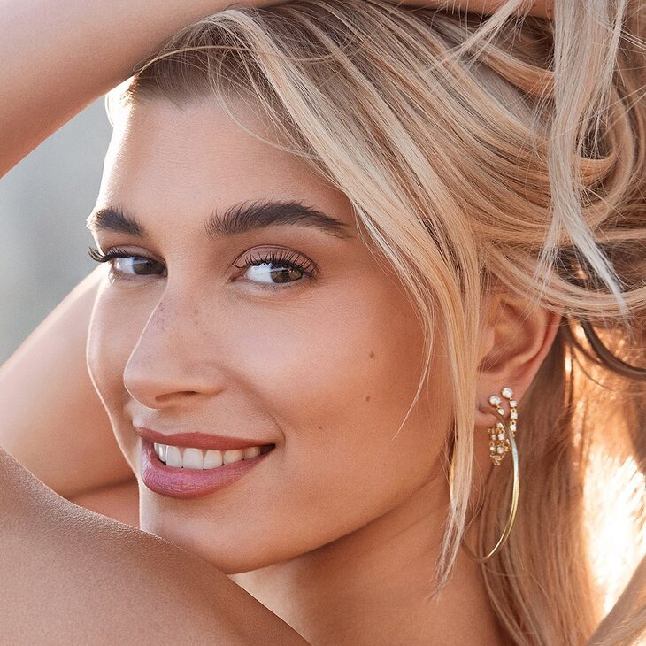 BareMinerals Hydrating Foundation Stick là sản phẩm yêu thích của Hailey Bieber.