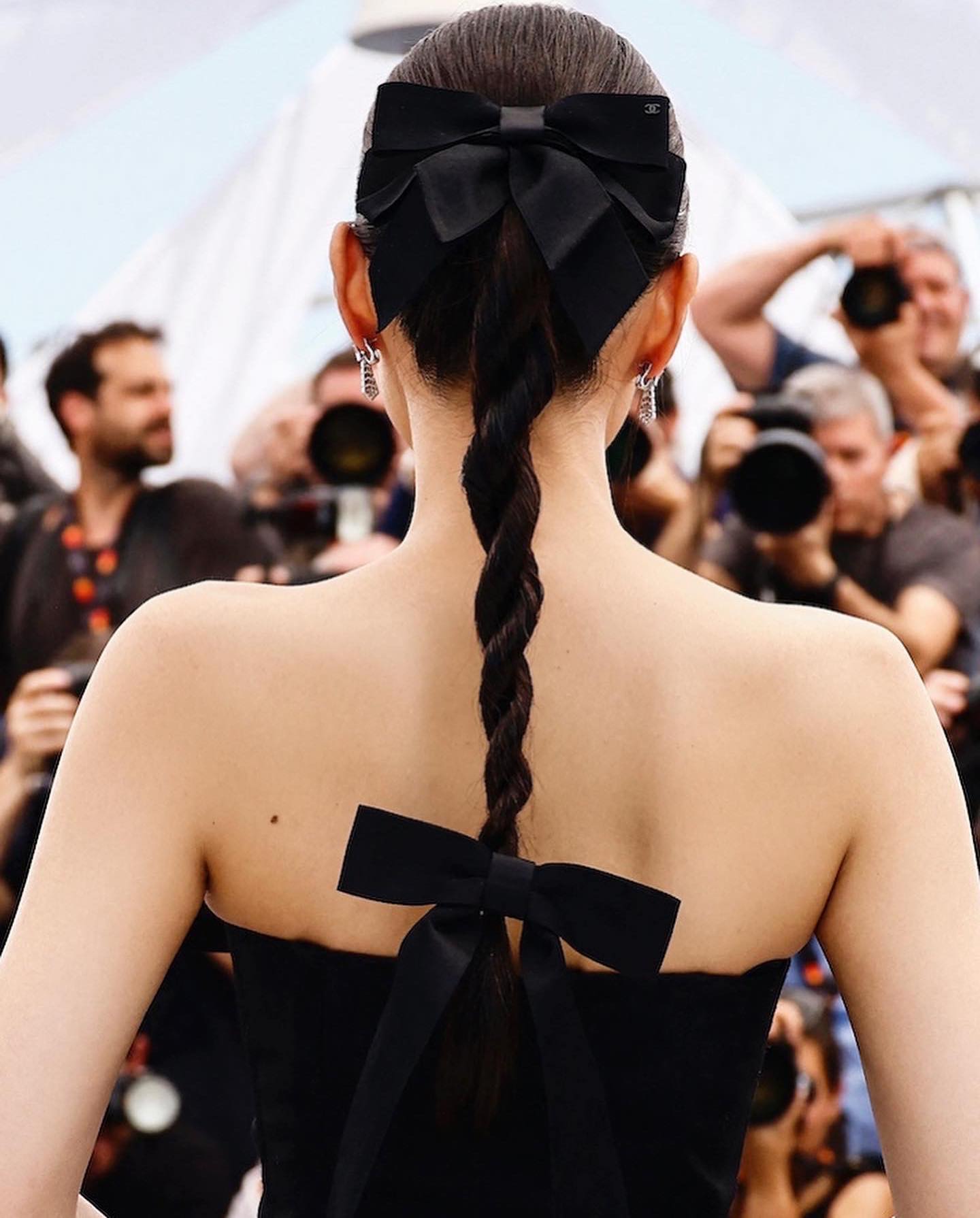 Jennie tại thảm đỏ Liên hoan phim Cannes 2023.