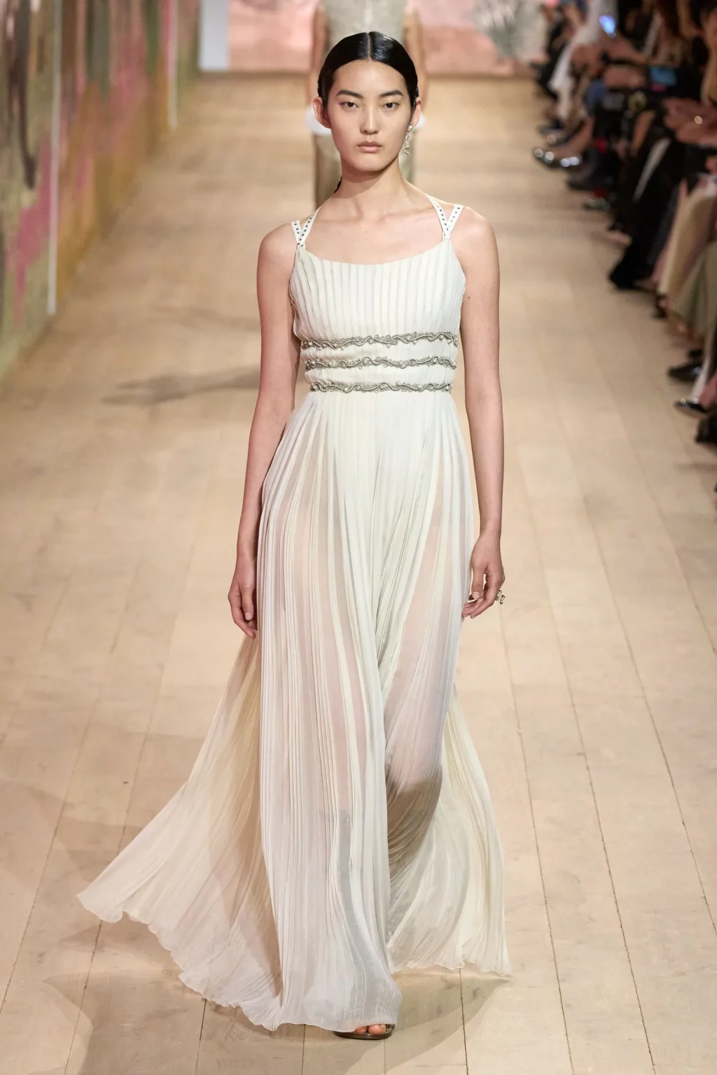 Dior Xuân Hè 2023 cách tân lối ăn mặc nữ quyền của thế kỷ 16