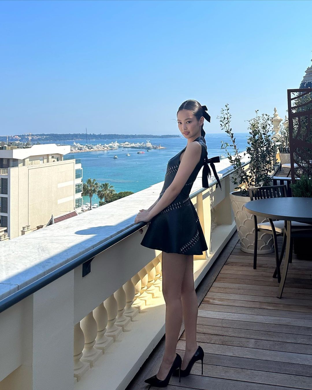jennie diện đầm xoè đen chanel tại Pháp
