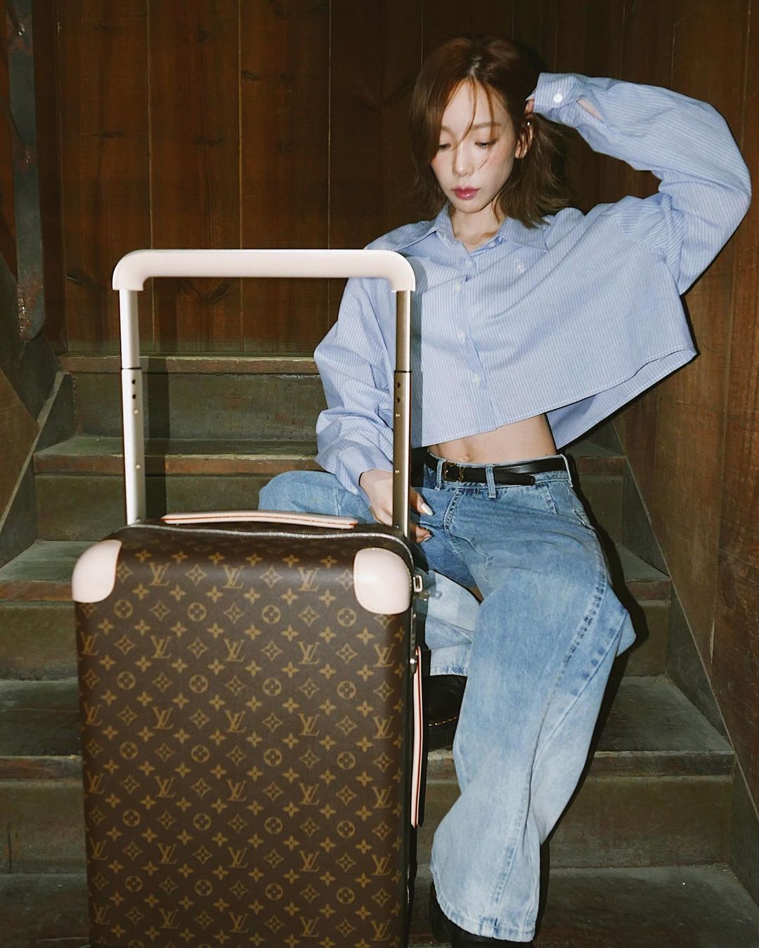 taeyeon diện áo sơ mi khoác ngoài