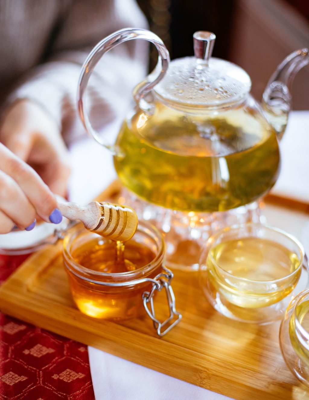 mật ong pha nước ấm -  nước uống dưỡng da dành cho cô nàng 