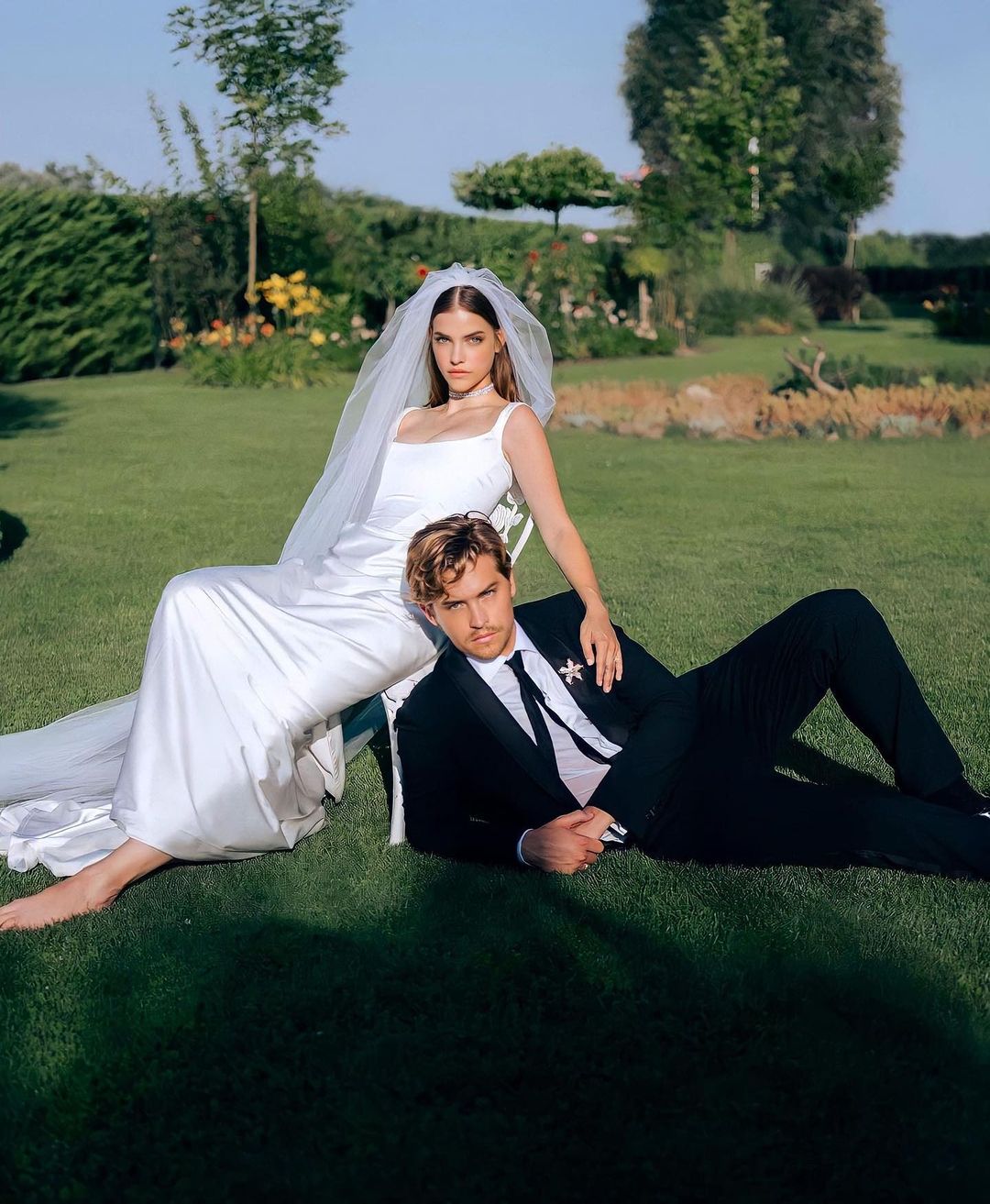 barbara diện váy cưới trên thảm cỏ xanh