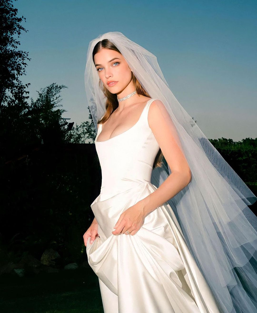 barbara diện màn voan cùng váy cưới trắng