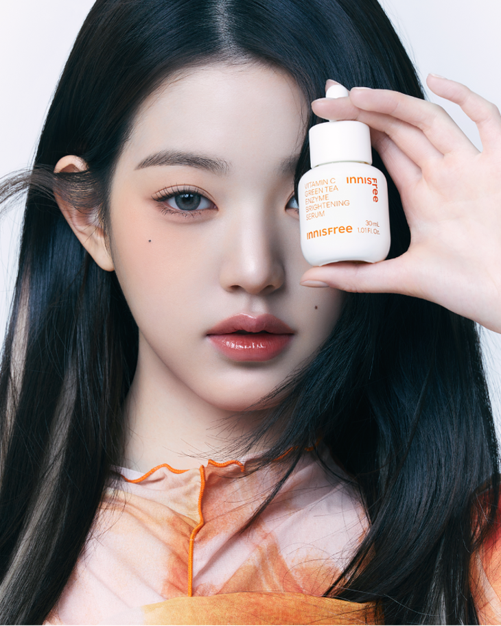 Wonyoung cùng sản phẩm serum vitamin C.