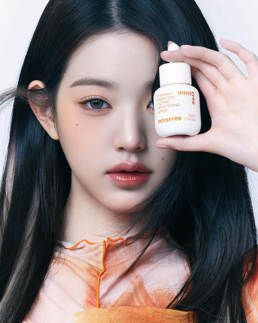 Wonyoung và sản phẩm vitamin C nhà Innisfree.