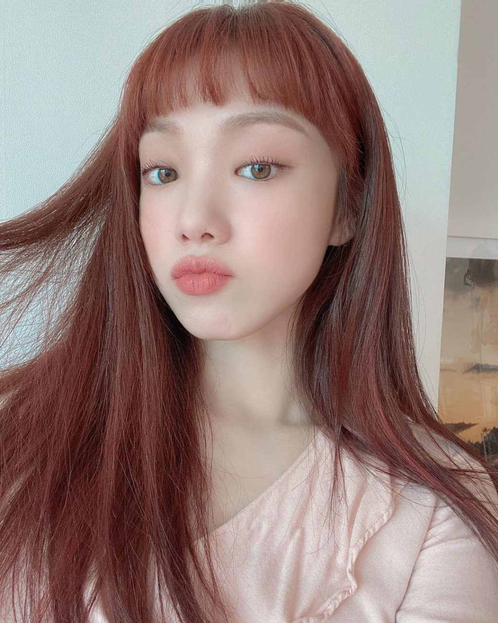 Lee Sung Kyung cá tính cùng tóc mái ngố kiểu Pháp