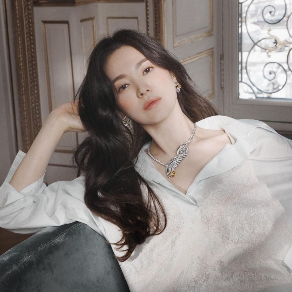 Song Hye-kyo trong kiểu tóc mái rèm