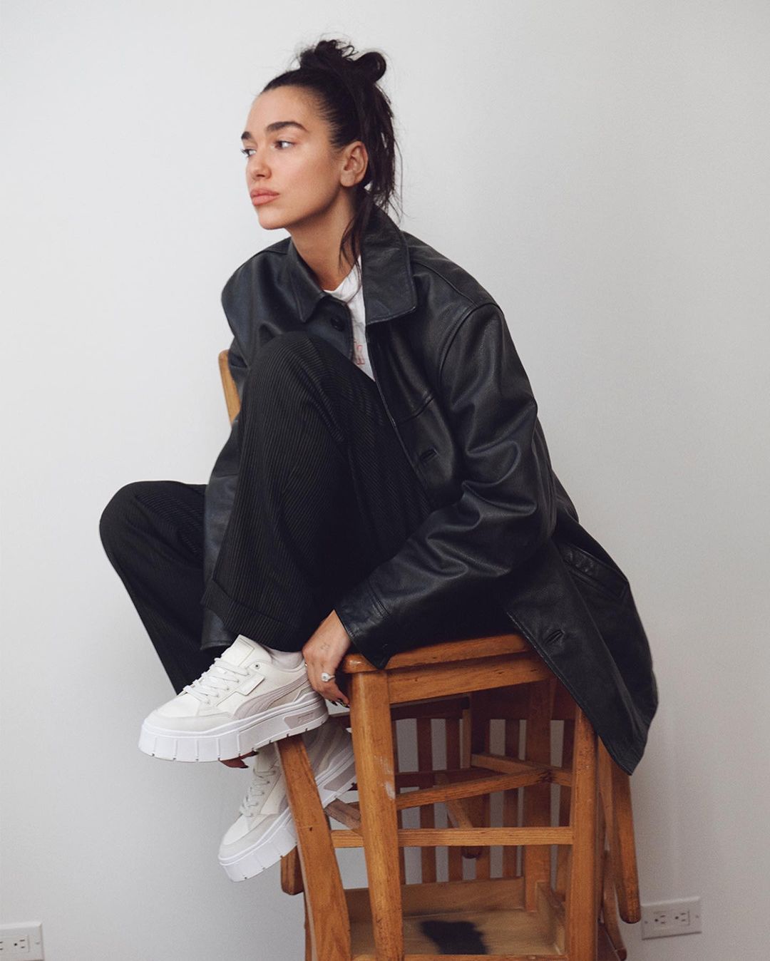 giày puma trắng của dua lipa