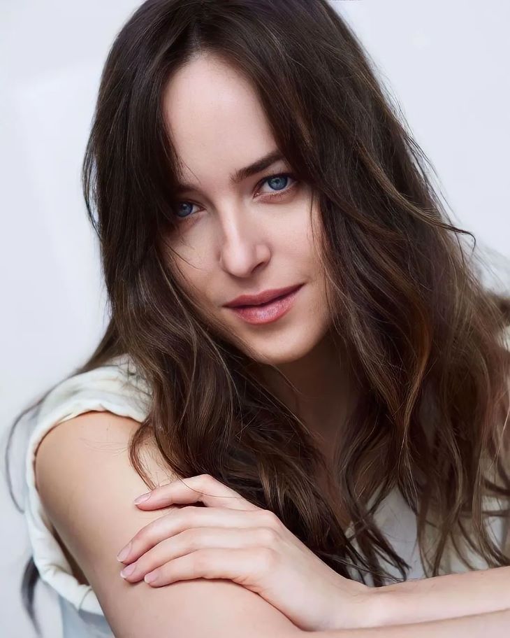 Dakota-Johnson-cung-toc-mai-rem.