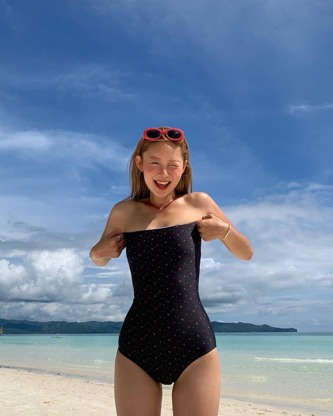 j876my diện monokini cúp ngực