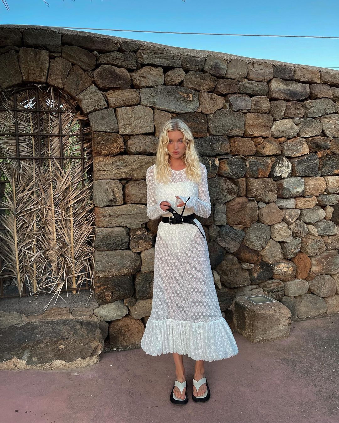 hoskelsa diện váy ren