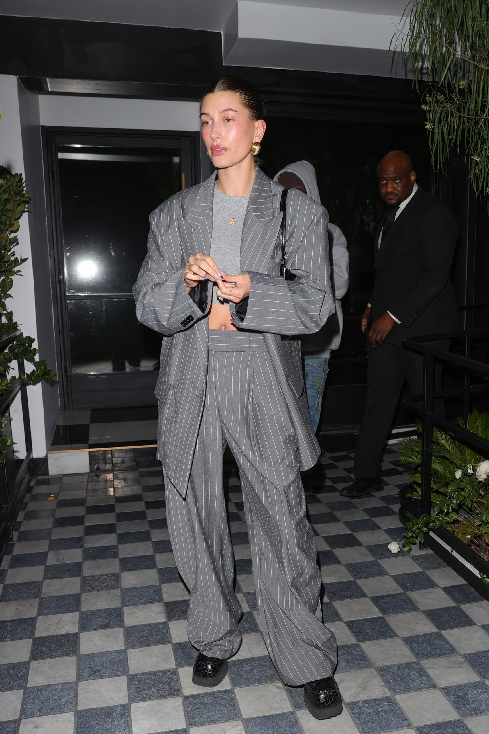 Hailey Bieber mặc suit kẻ sọc