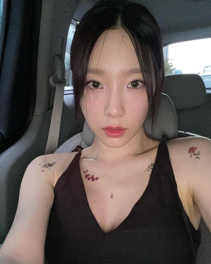 Taeyeon và hình xăm dán hoa cỏ nhỏ xinh